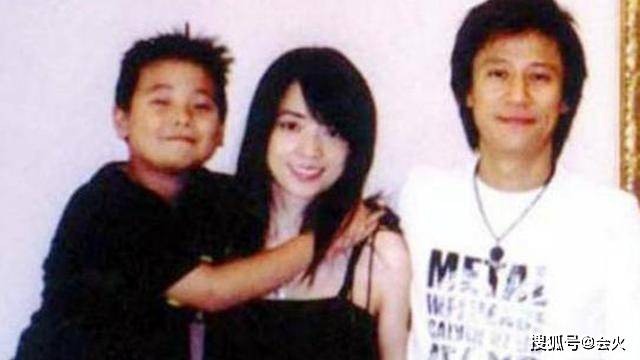 52岁解晓东罕露面,帅气不减却被指气质变太多