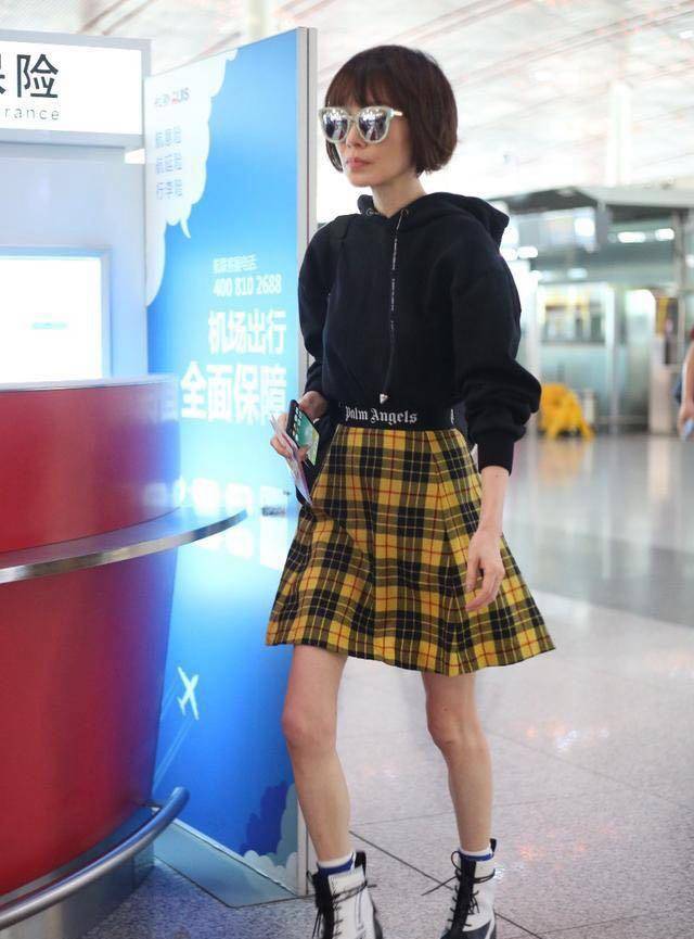 陈鲁豫现身机场,高腰卫衣搭配格子裙,快50岁还是少女样儿?