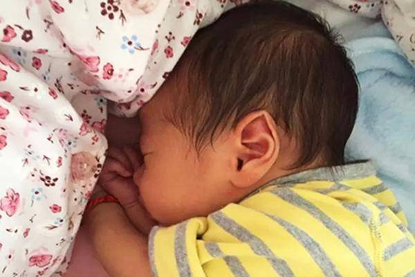 宝宝|可能会影响发育,趁早把孩子叫醒睡梦中宝宝有这3种“状况”