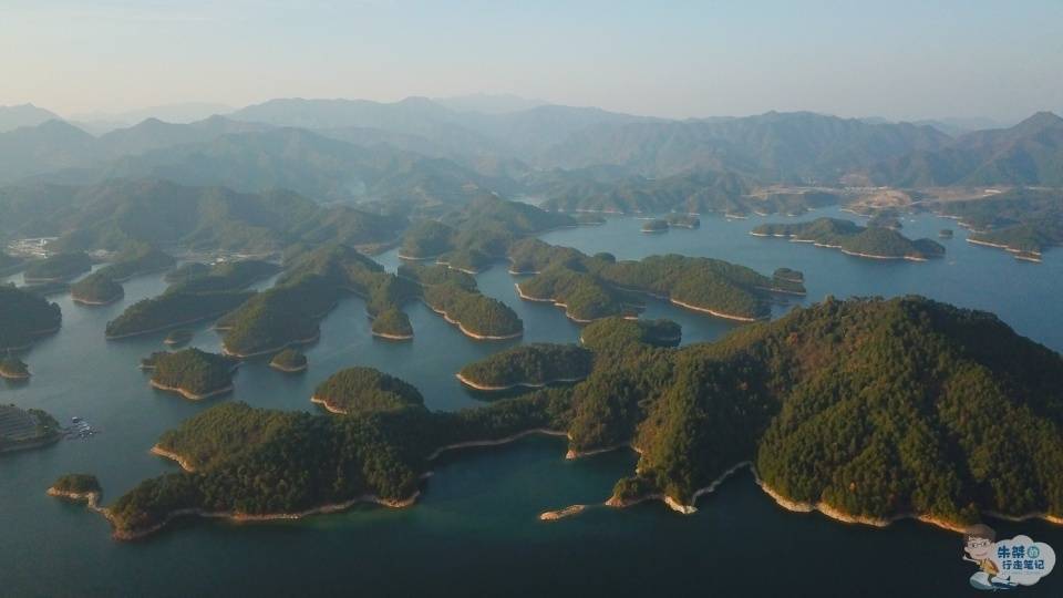 我国最大的人工湖，是农夫山泉的水源基地，堪称中国湖泊旅游典范