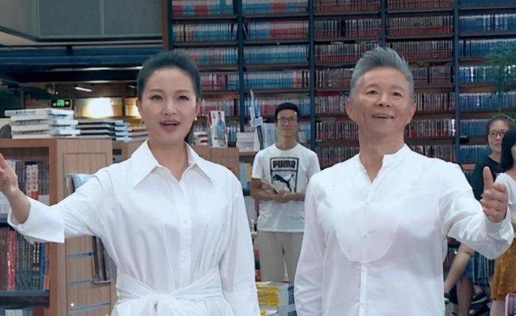 她是知名歌唱家,国家一级演员,12次荣登春晚,丈夫背景