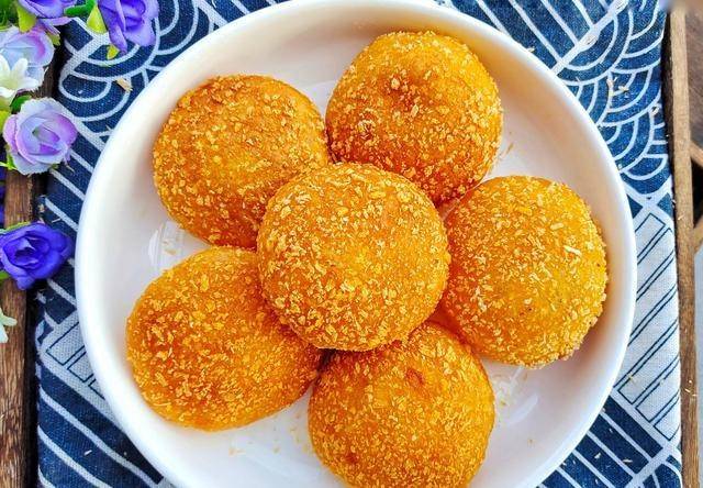 怎样做南瓜饼又脆又好吃 c1d2613cafad40b3b714a36e5b503bd7.jpeg