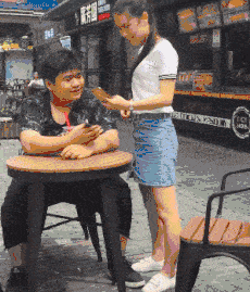 爆笑gif:果然女生随时随地都是爱美的_手机搜狐网