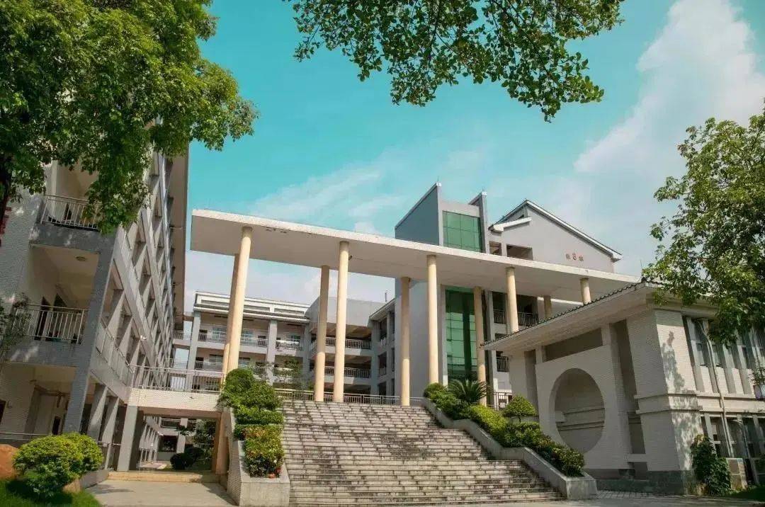 一所堪称环境一流的花园式大学 广州华夏职业学院 校园风景 学校环境