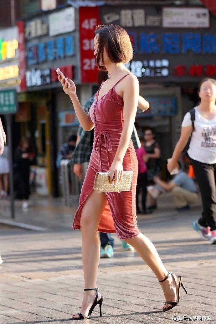 美女街拍身材高挑的魅力阿姨搭修身的红色连衣裙展现出复古的法式女郎