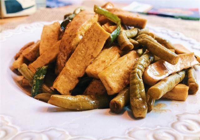 酸豆角炒客家豆干,传统又下饭,风味十足比肉菜好吃