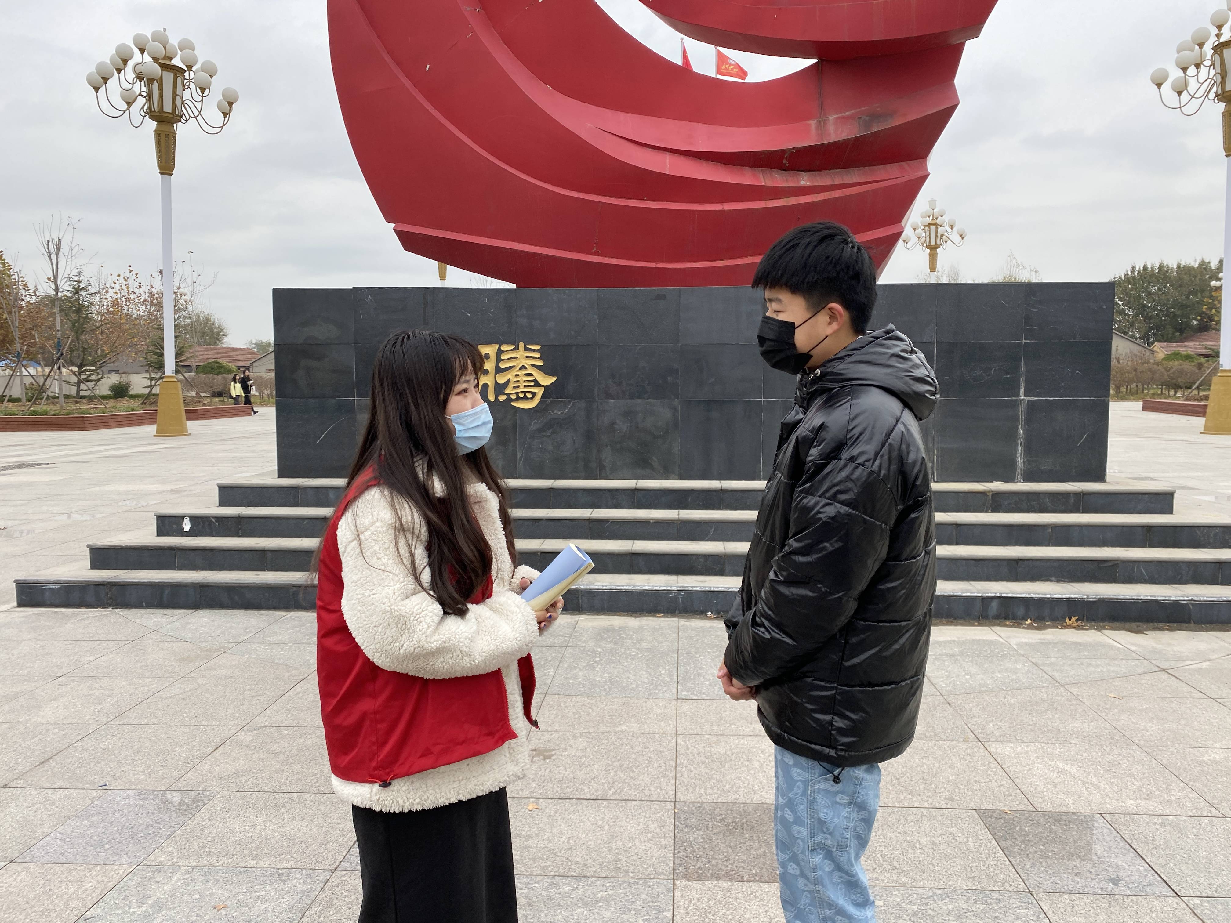 纺织服装学院举行感恩节街头采访活动