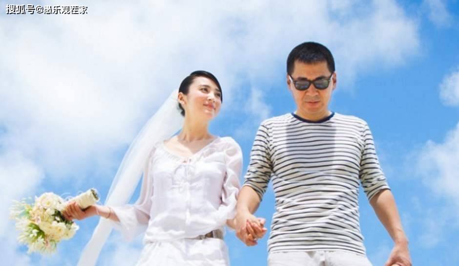 陈建斌夫妇外出聚餐,蒋勤勤素颜手挽老公