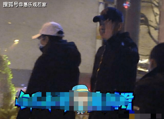 陈建斌夫妇外出聚餐,蒋勤勤素颜手挽老公