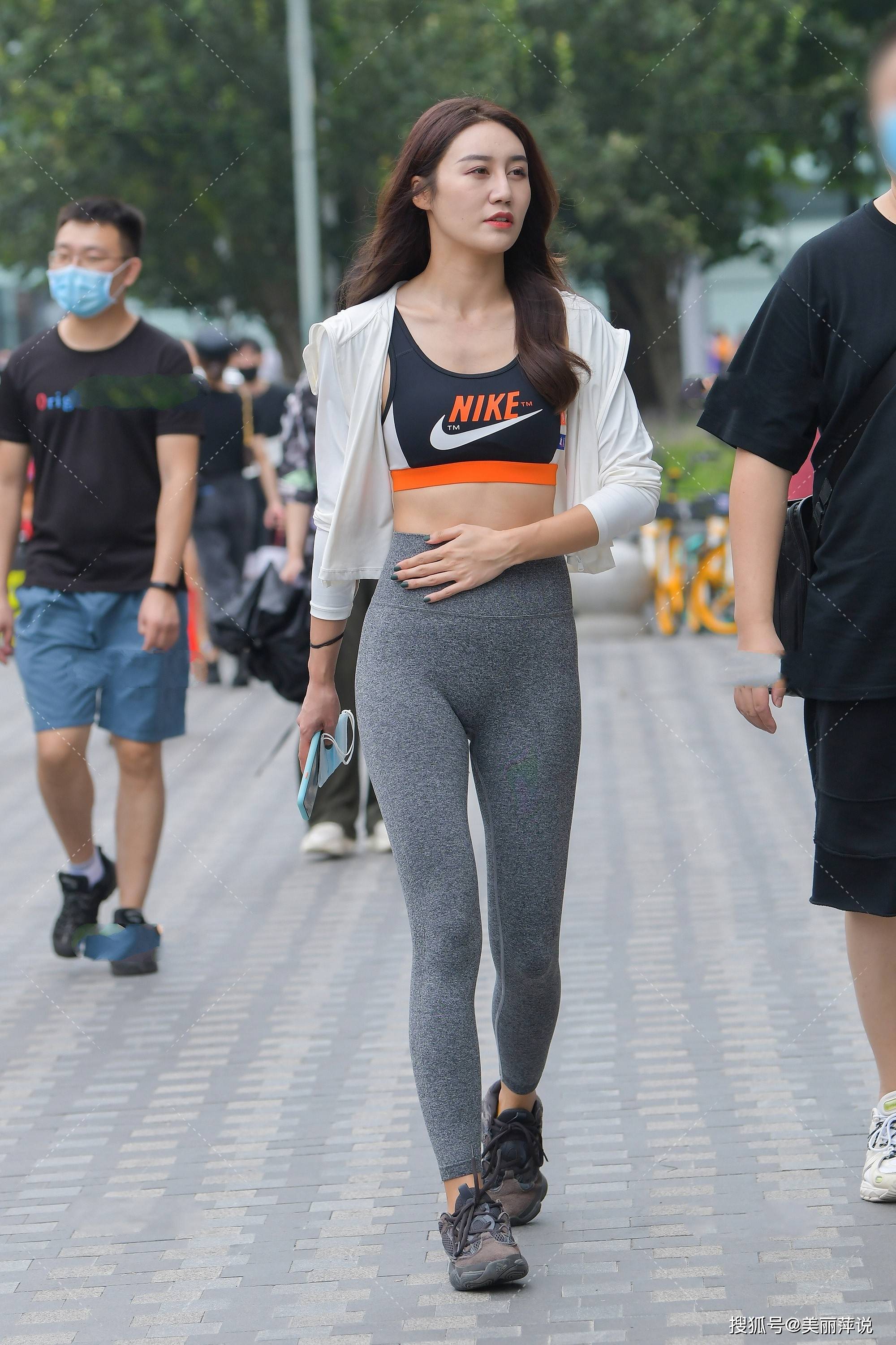 原创美女街拍运动背心搭配瑜伽裤穿出十足的运动风