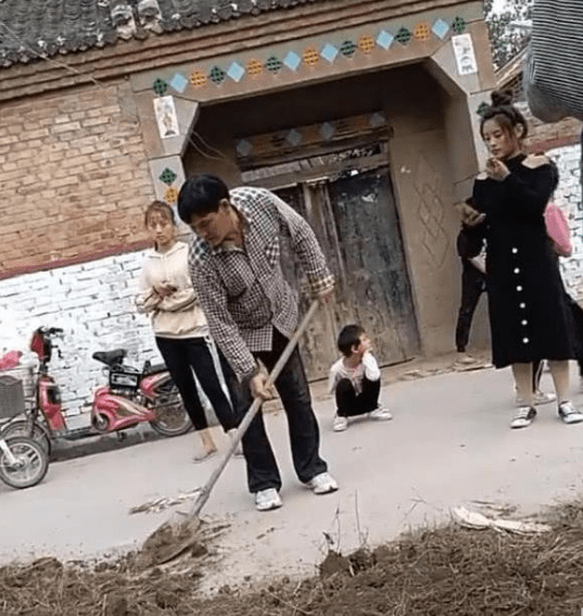 男人有錢就變壞，大衣哥是個例外？出軌女粉絲是假的？他一點也不冤！ 娛樂八卦吃瓜 第8张