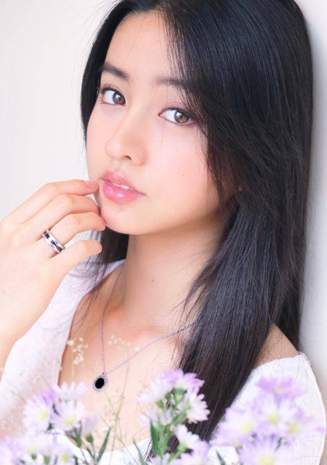 木村拓哉17岁女儿性感写真惹争议,裸上身秀好身材