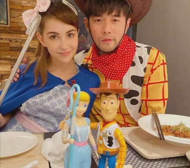 周杰伦带一家人出游，昆凌晒母子三人温馨合照
