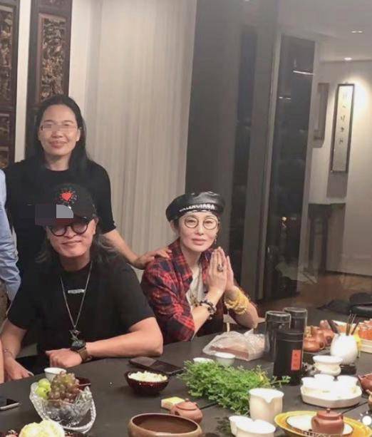 52岁张敏和小10岁男友同框,男友皱纹明显皮肤发黑
