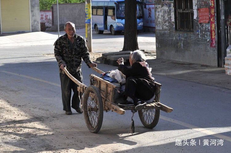 66岁残疾老人拉架子车走路去集市接86岁的摆摊卖鹅蛋的老母亲
