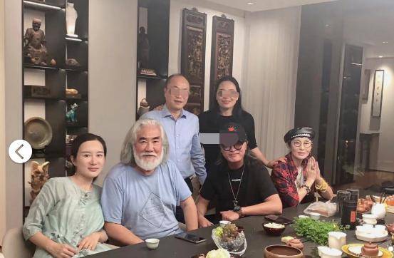 52岁张敏和小10岁男友同框,男友皱纹明显皮肤发黑
