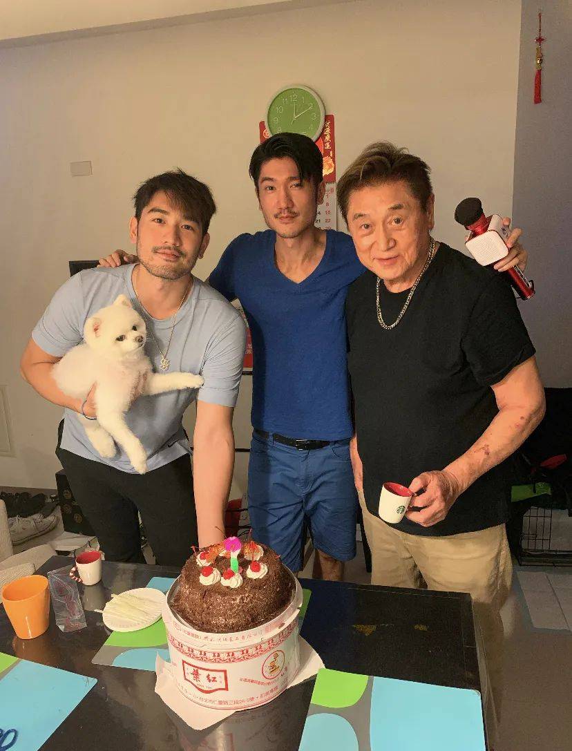 高以翔去世一周年，女友晒蓝玫瑰悼念，《王沥