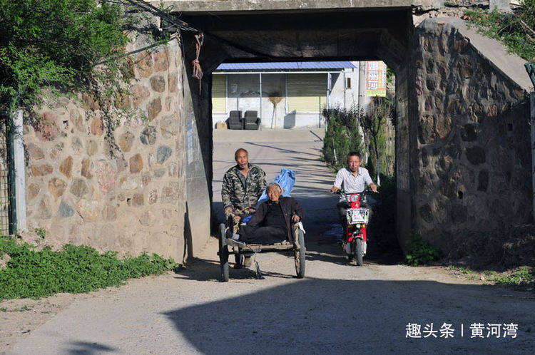 66岁残疾老人拉架子车走路去集市,接86岁的摆摊卖鹅蛋