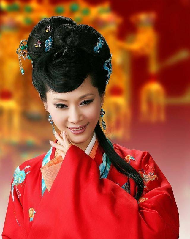 原创于文华作为一位女高音歌唱家,为什么要极力捧红大衣哥呢?
