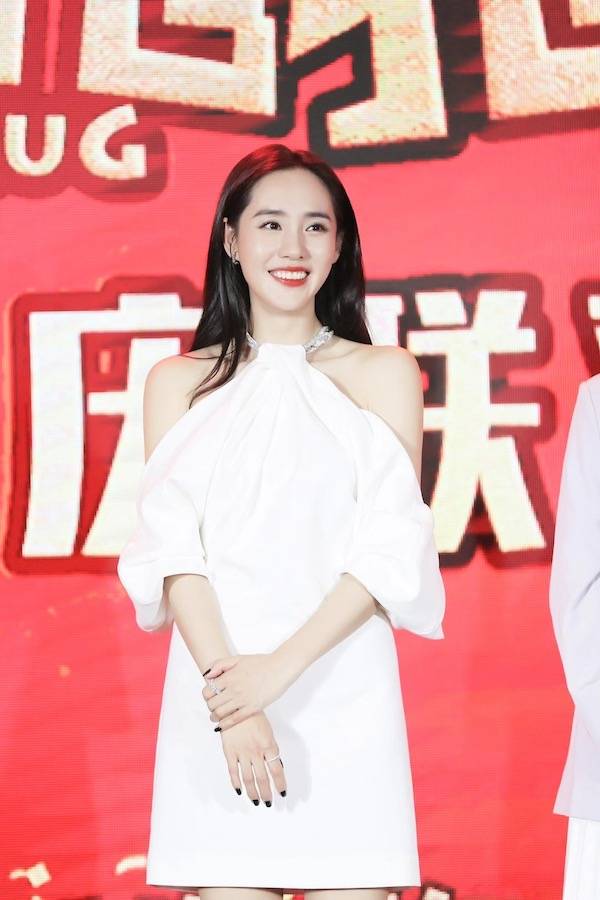 于厦门举办"早跨年早喜庆"联欢会,当天实力女演员王智一袭白裙亮相,露