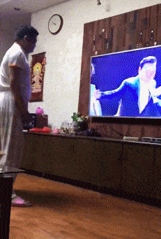 搞笑gif段子:不好好吃饭,这就是让妹子喂饭的结果