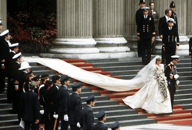 皇室婚纱_盘点欧洲皇室现代婚礼上最贵的六套婚纱