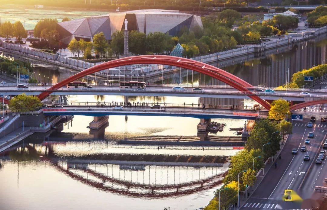 改建完成后的金钢桥造型新颖,壮丽,犹如一道飞跨海河两岸的"彩虹".