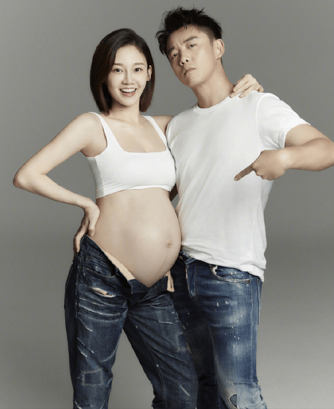 郑恺晒苗苗孕肚照,为老婆庆生,首次曝光女儿小脚丫
