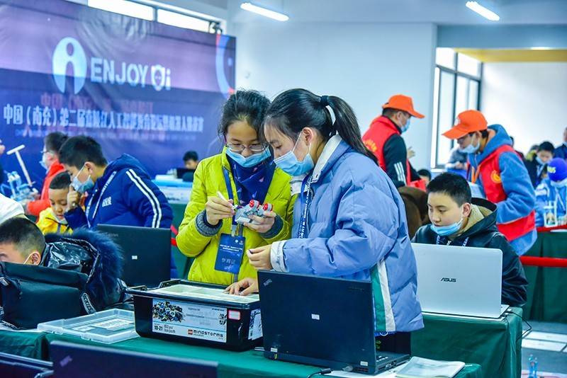 嘉陵江|中国(南充)第二届嘉陵江人工智能教育论坛暨机器人挑战赛开幕