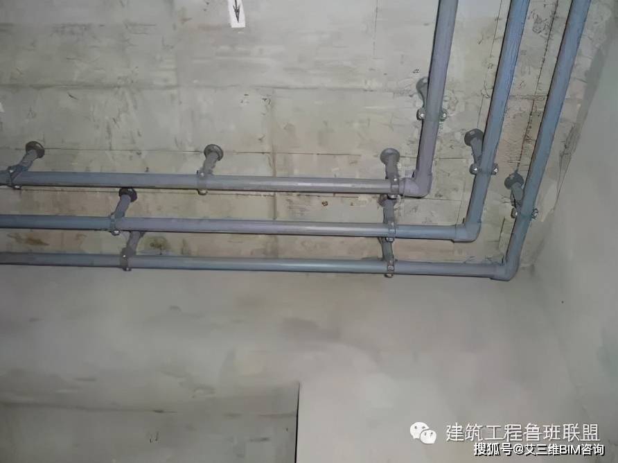 立管上孔洞清理→上下吊线→支架安装→upvc排水管安装→套管安装