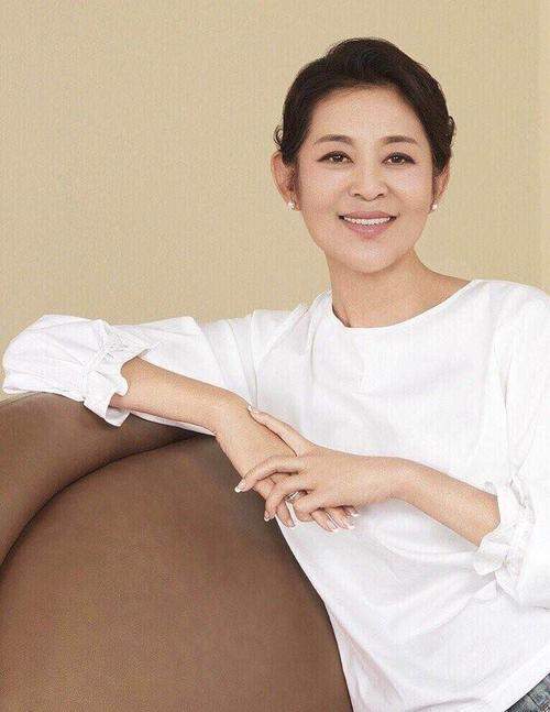 倪萍出席活动状态好,减肥成功颜值回春