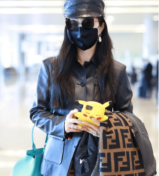 皮草外套搭配什么包包 c4665a8e1b1b4c449e9b4b03e1afb779.png