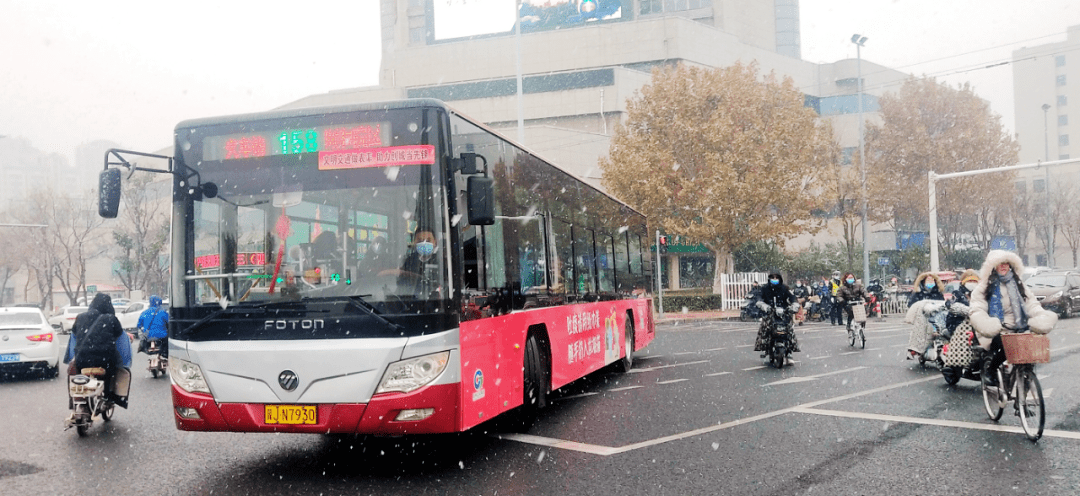 沧州市区两个路口试运行公交车借用右转车道左转