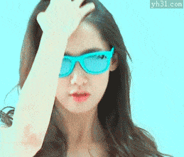 搞笑gif段子从楼梯扶手上摔倒的小姐姐