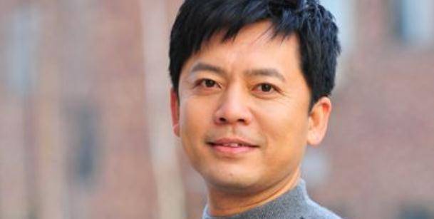 演员何政军,结婚几十年无绯闻,娶了个好妻子很幸福