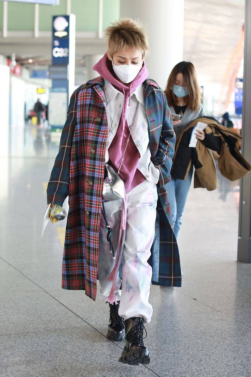 论"乱穿衣"就服宁静,叠搭3件单品走机场,穿搭真要多注重细节