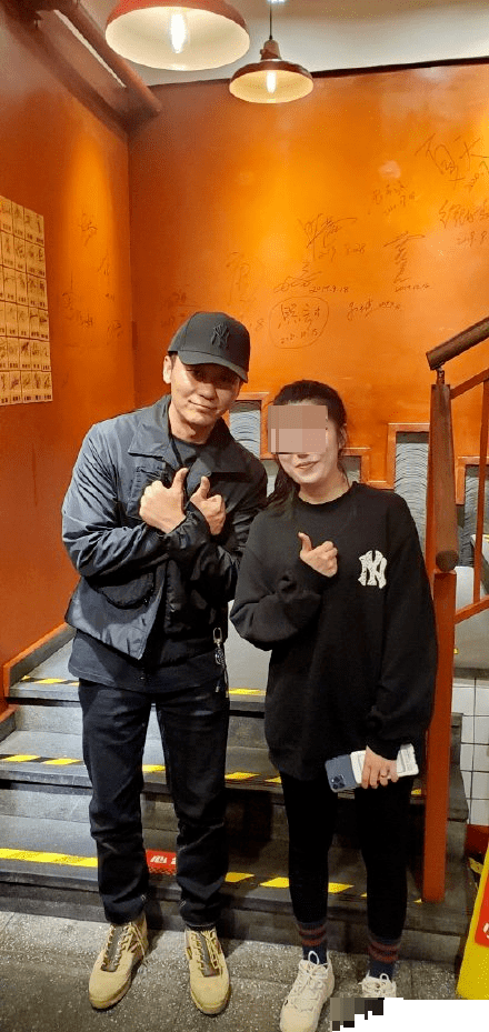 李晨素颜逛街眼神无光显憔悴,眉毛又“不见了”!