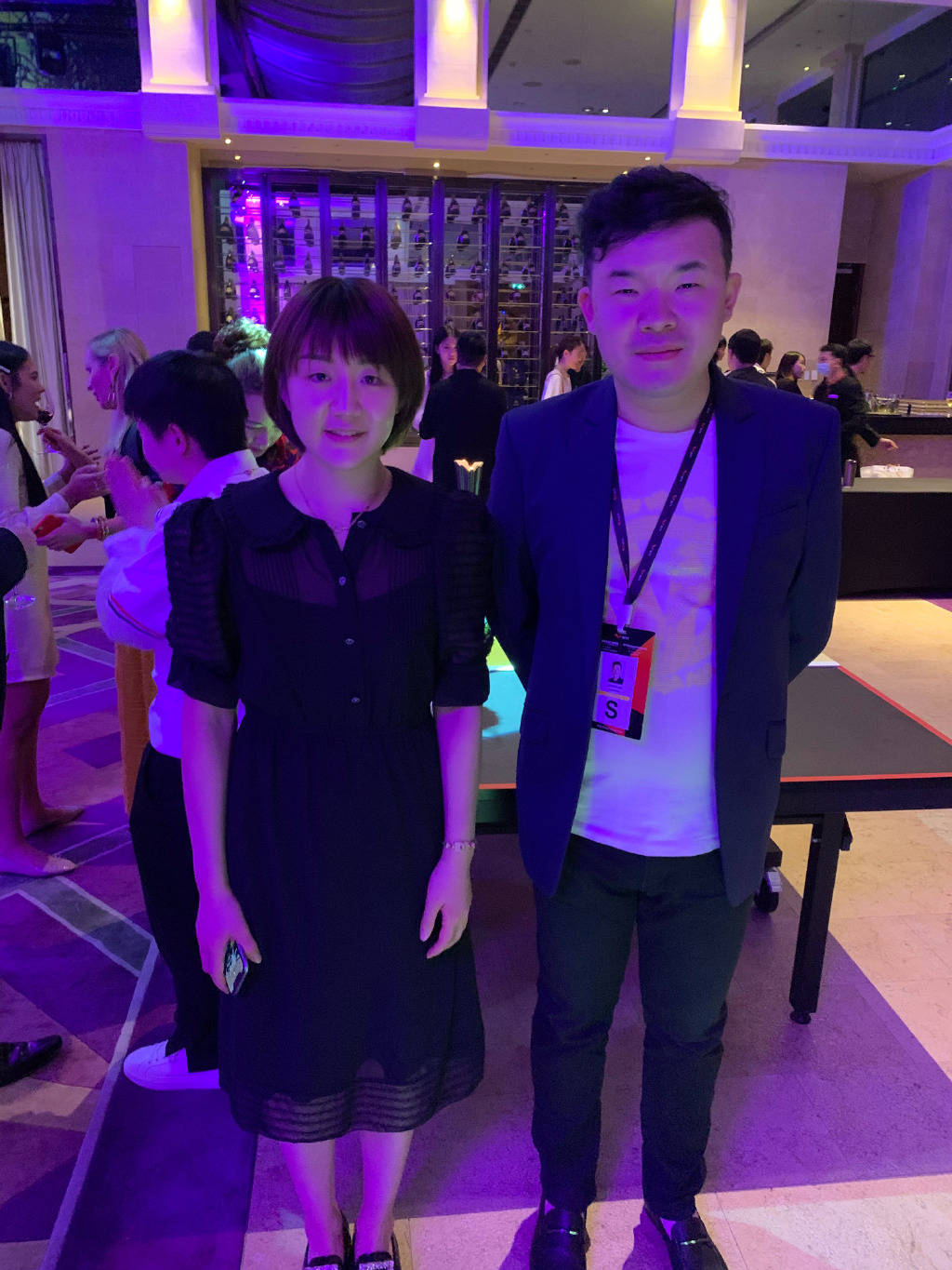 原创孙颖莎脱离国乒大部队!王曼昱努力垫脚表情搞笑,马琳端酒杯出镜