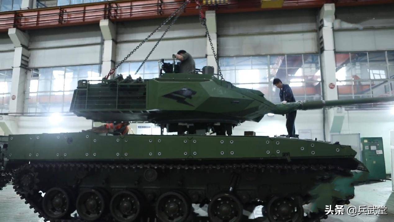 国内主战坦克工厂内部，内蒙一机总装15式轻坦，黑豹标志显眼_组装