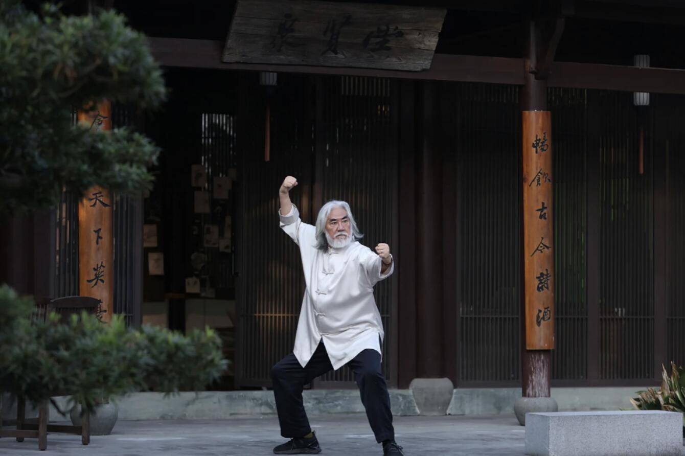 张纪中娇妻豪宅院外生火烤橘子,为“老爷”暖