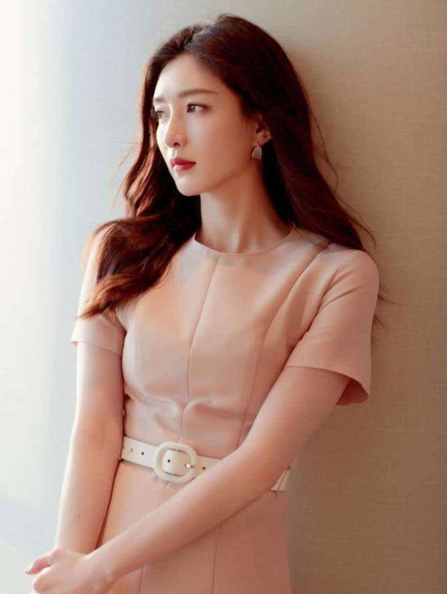 江疏影造型超惊艳！穿23斤礼服走红毯太拼，性感