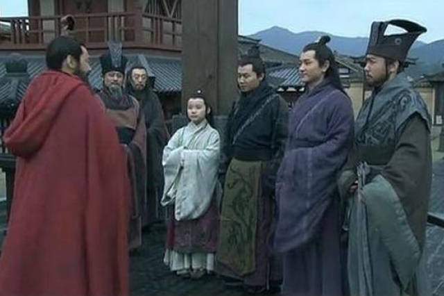 曹炽是曹褒的儿子,然后曹炽有两个很有名的儿子,分别是曹仁和曹纯,他
