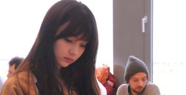原创围棋女神黑嘉嘉火了,被誉为千年一遇的美少女,现实版女王的棋局