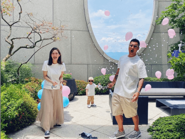 余文乐结婚纪念日官宣得女，抱女儿嘟嘴亲吻，