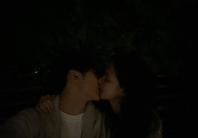 焉栩嘉女友晒接吻照曝其劈腿，R1SE团8人相继塌房