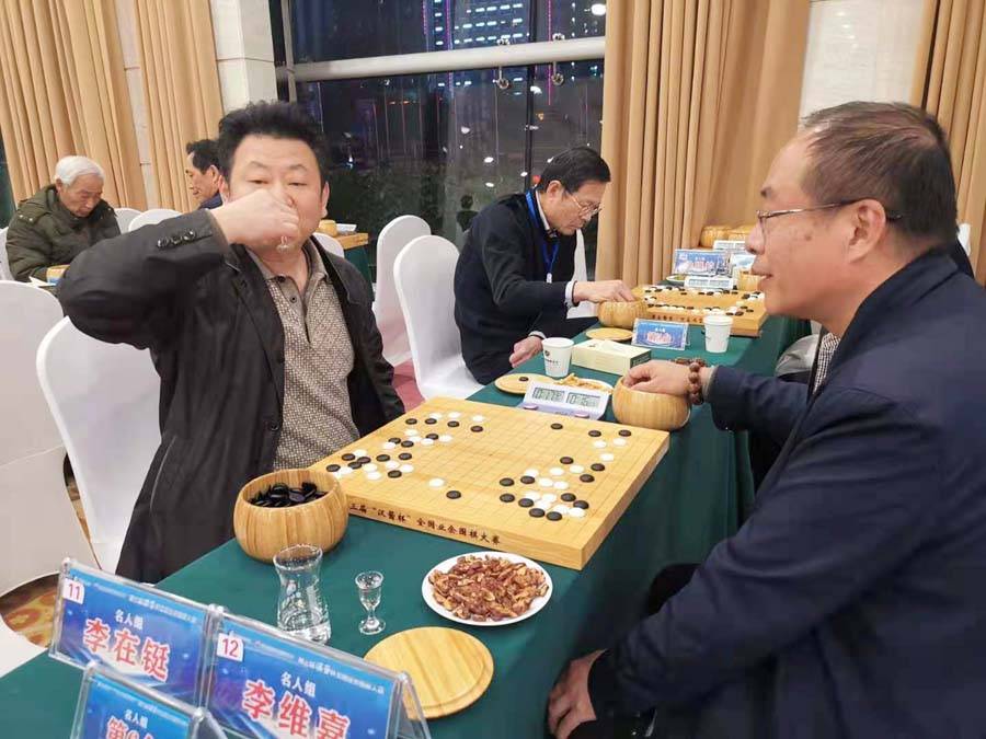 围棋大赛在洛阳钼都利豪国际饭店战罢第7轮,名手组王琛负周振宇,与杜