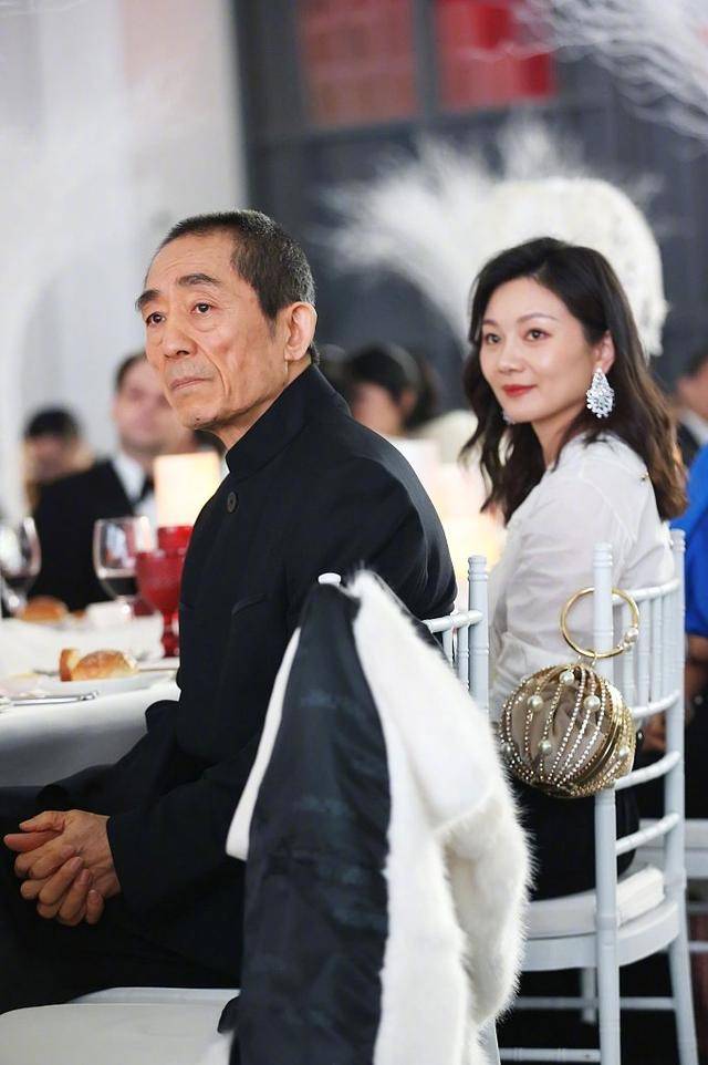 原创张艺谋携小娇妻亮相39岁的陈婷气质不凡19岁大儿子高挑帅气