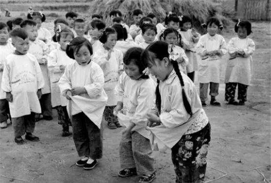 60年代农村老照片:结婚的"三大件"是经典