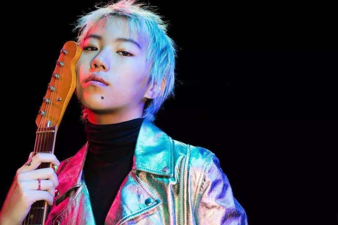 王菲女儿窦靖两鬓剃光完全就像男孩子，网友：