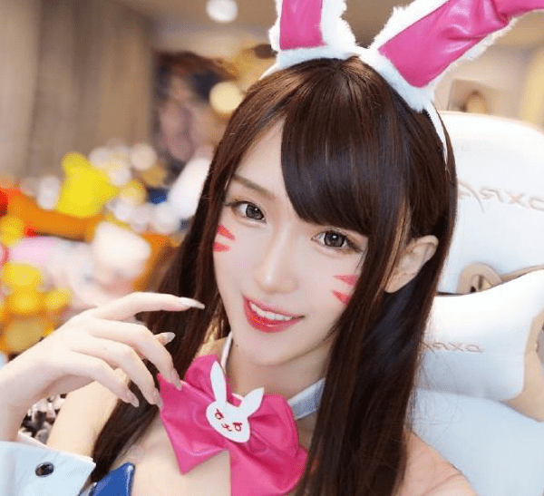 cosplay腐团儿守望先锋,cosplay妲己 腐团儿cos守望先锋d.va,胶衣勒得太紧,只好不停调整没